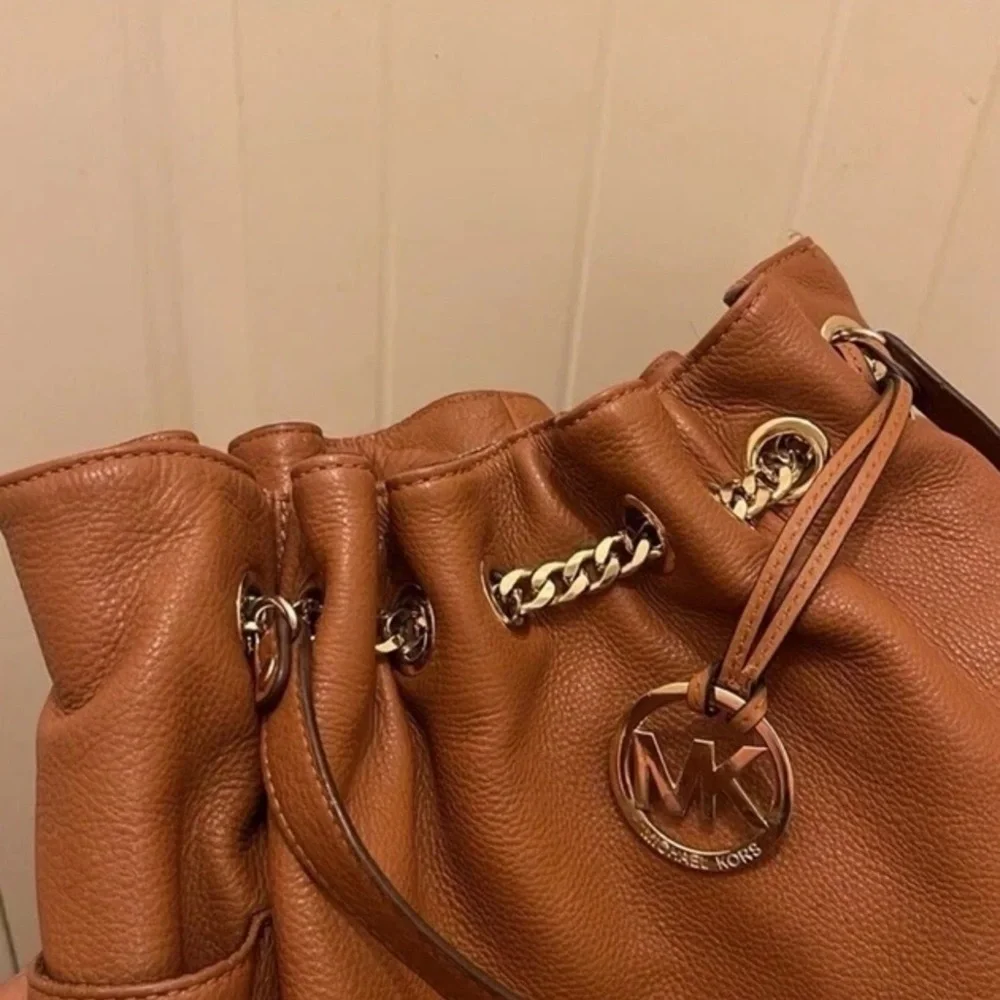 MICHAEL KORS JET SET CHAIN LARGE TAN BROWN LEATHER RING SHOULDER TOTE BAG